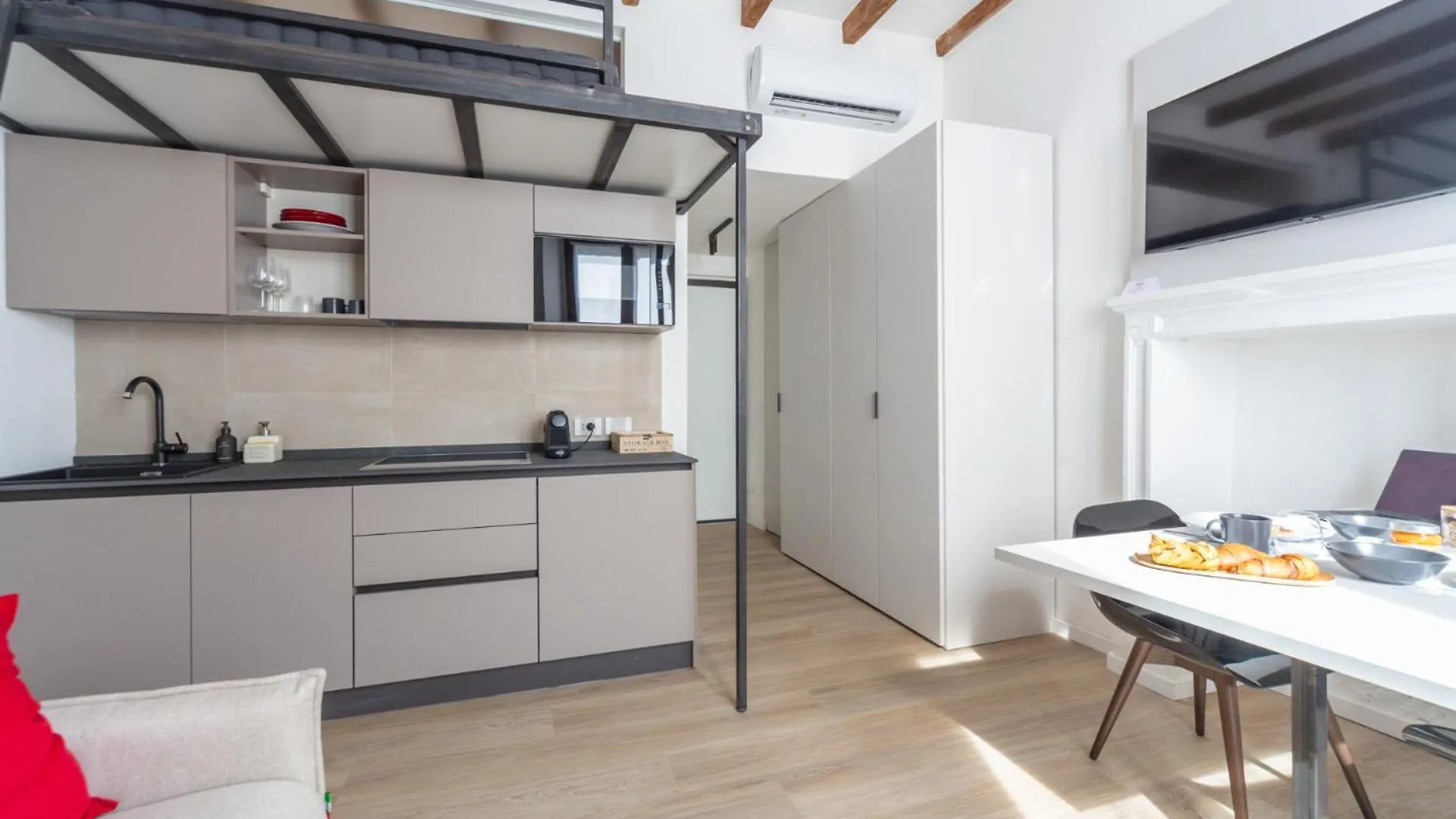 Stylish Studio Loft In Porta Romana Milano